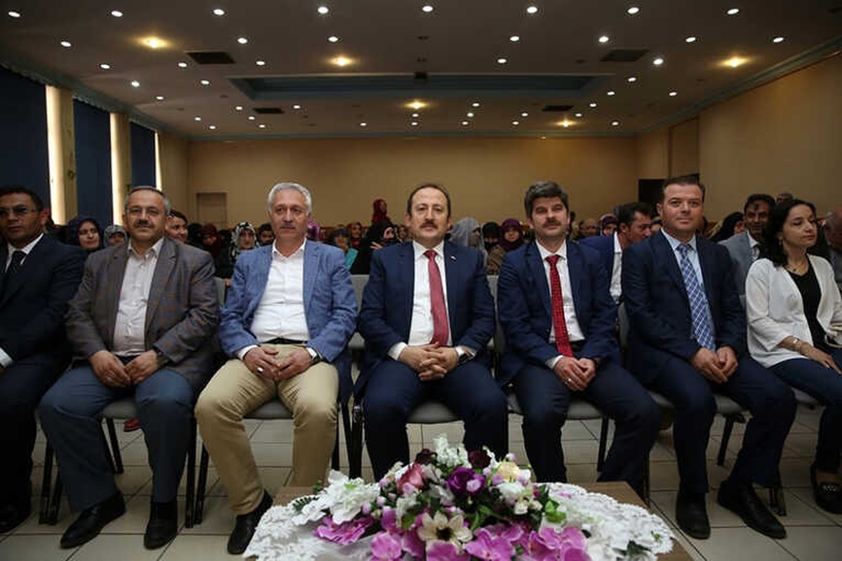 Okuma Yazma Kurslarını Tamamlayan Kursiyerlere Diplomaları Verildi