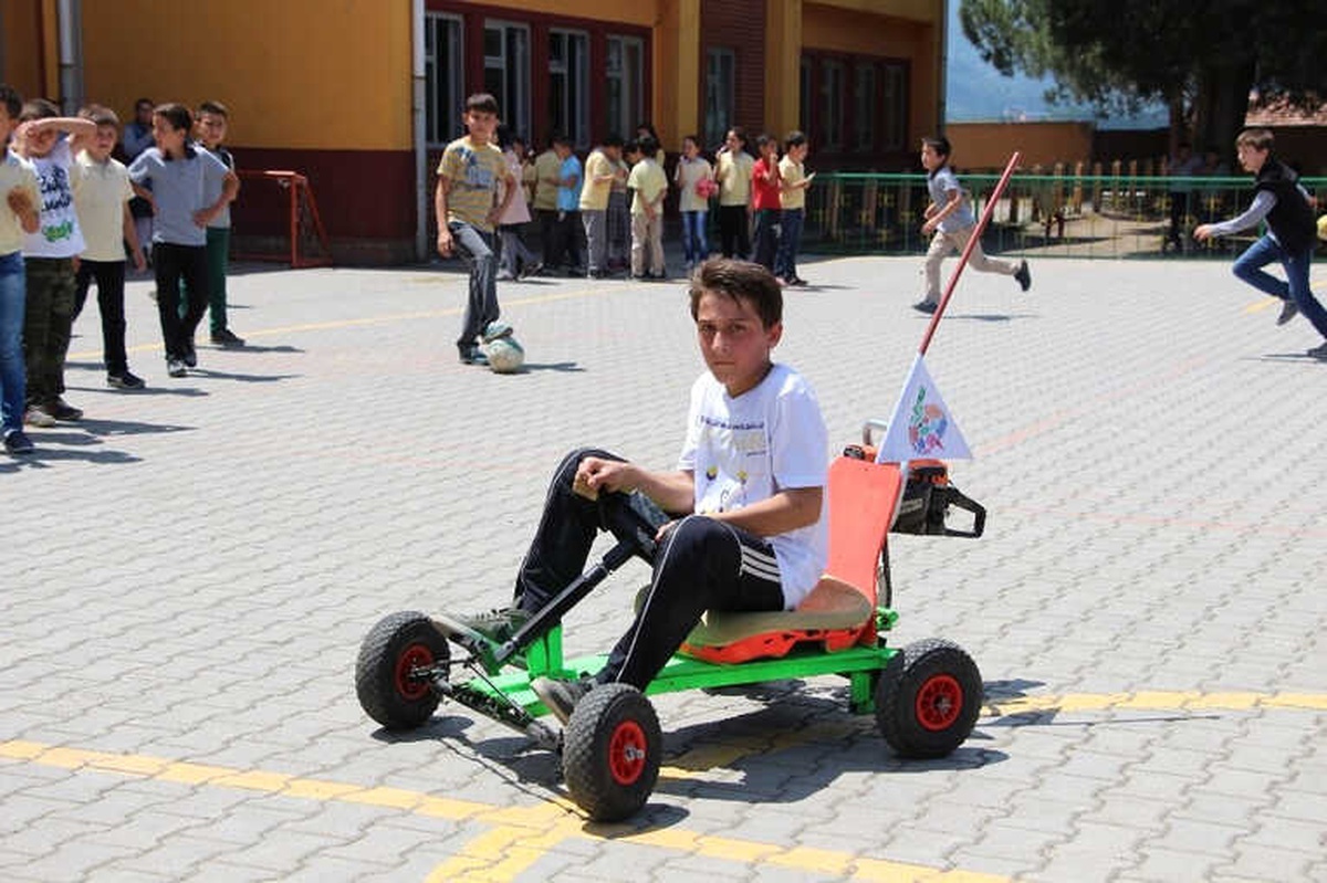 Ortaokul Öğrencisi Ağaç Motoruyla Çalışan Araba Yaptı