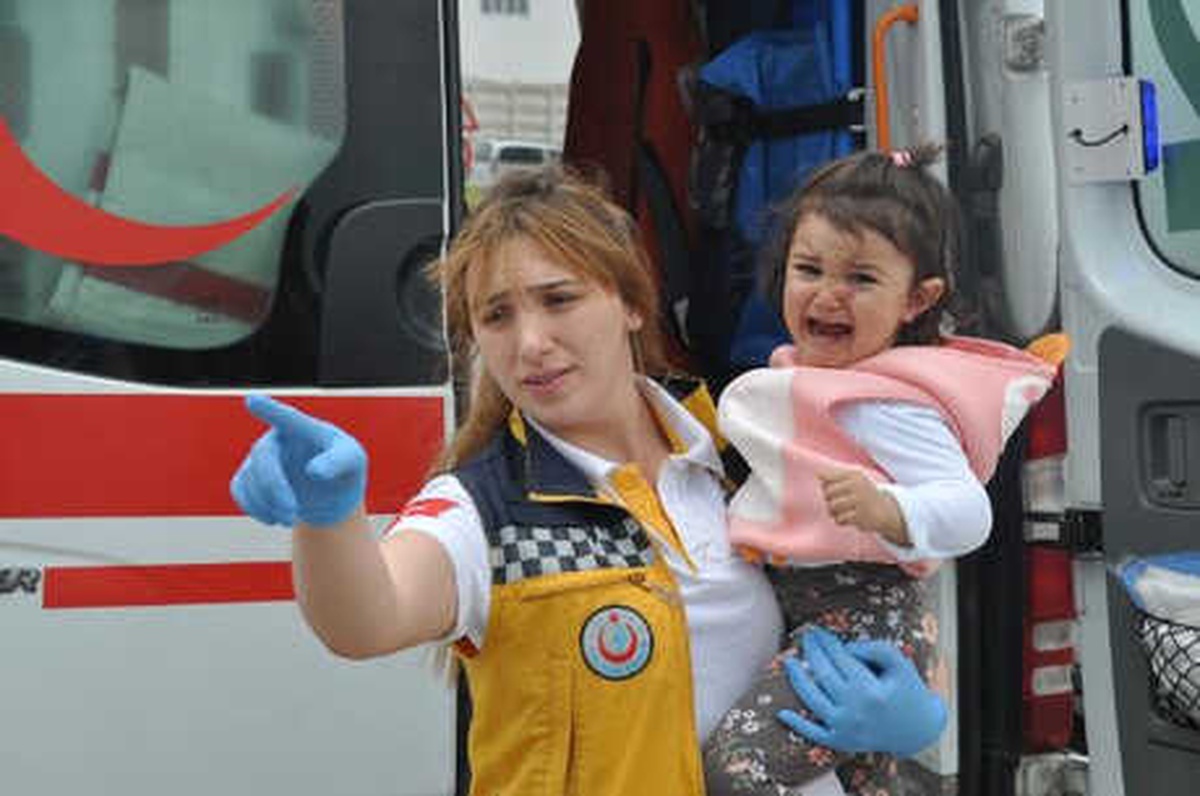 Otomobil ile Hafif Ticari Araç Çarpıştı: 1\'i Çocuk 5 Yaralı