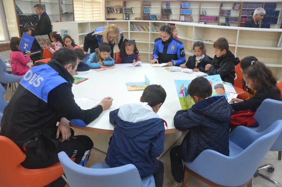Polis ve Köy Okulu Öğrencileri Bir Arada Kitap Okudu