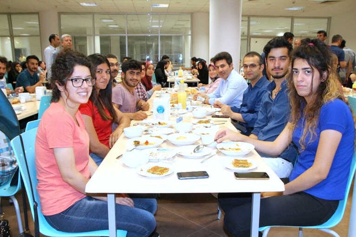 Rektör Karacoşkun Öğrencilerle İftar Yemeğinde Bir Araya Geldi