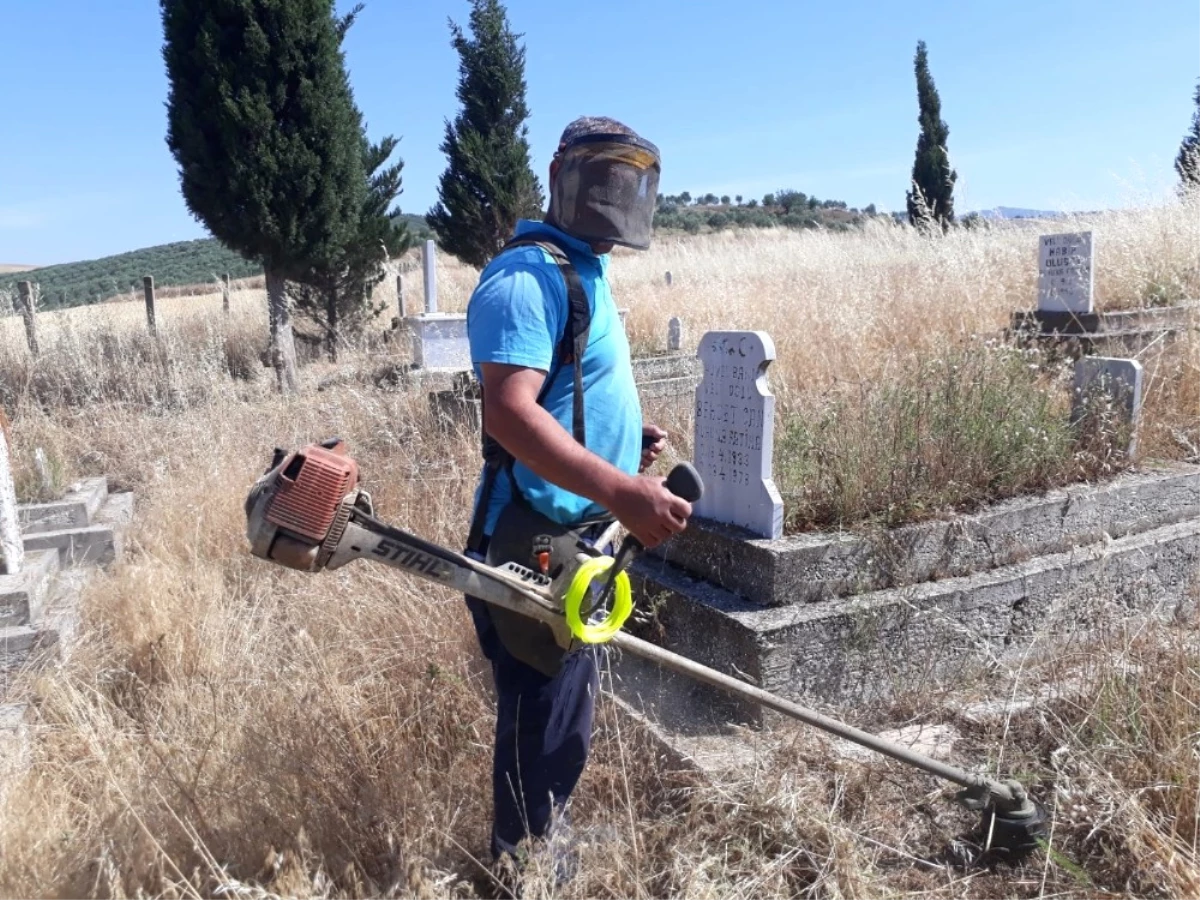 Salihli\'deki Mezarlar Bayrama Hazırlanıyor