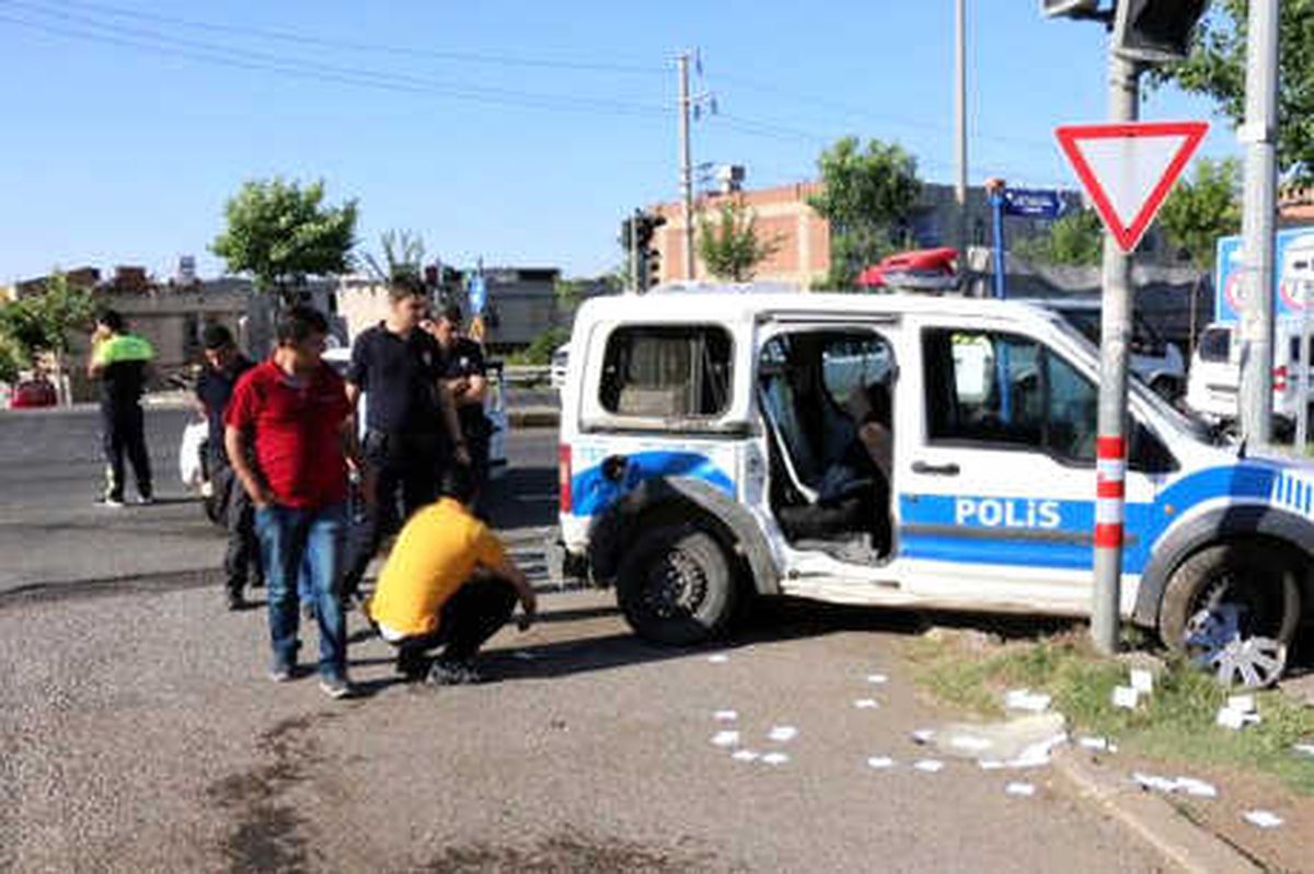 Siverek\'te Kaza: 2 Polis ve 1 Uzman Çavuş Yaralı