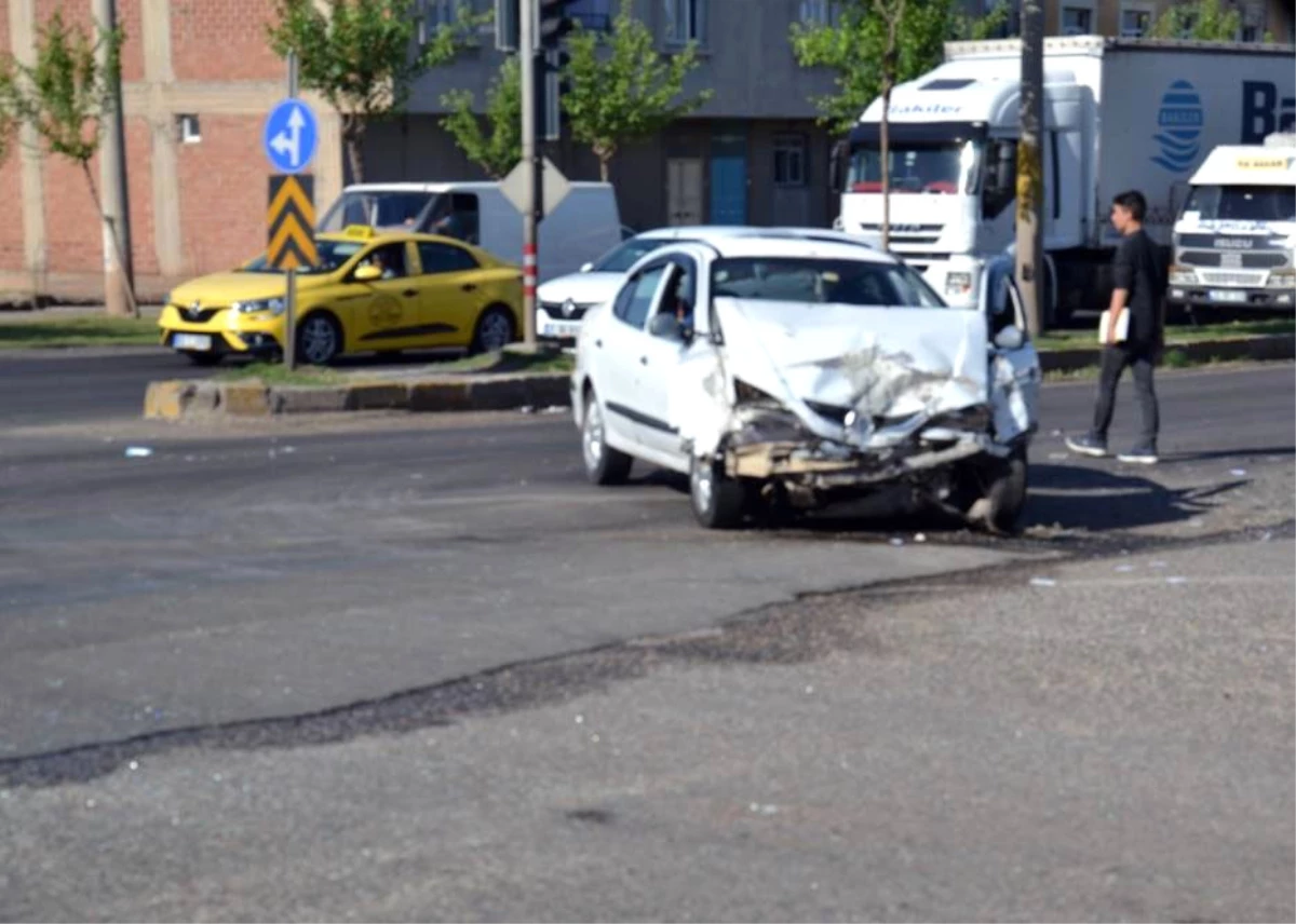 Siverek\'te Trafik Kazası: 2 Polis, 1 Uzman Çavuş Yaralı