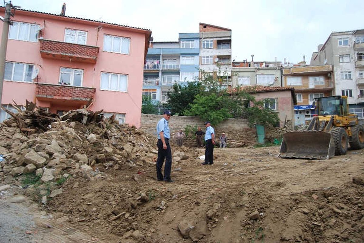 Uyuşturucu Yuvaları Metruk Binalar Tek Tek Yıkılıyor