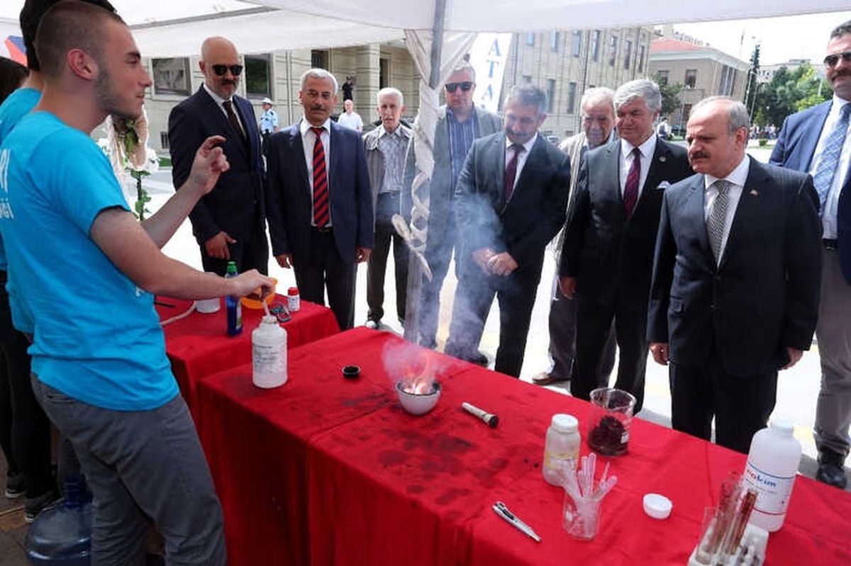 Vali Çakacak, 16\'ncısı Gerçekleştirilen Bilim Proje Fuarı\'nı Gezdi