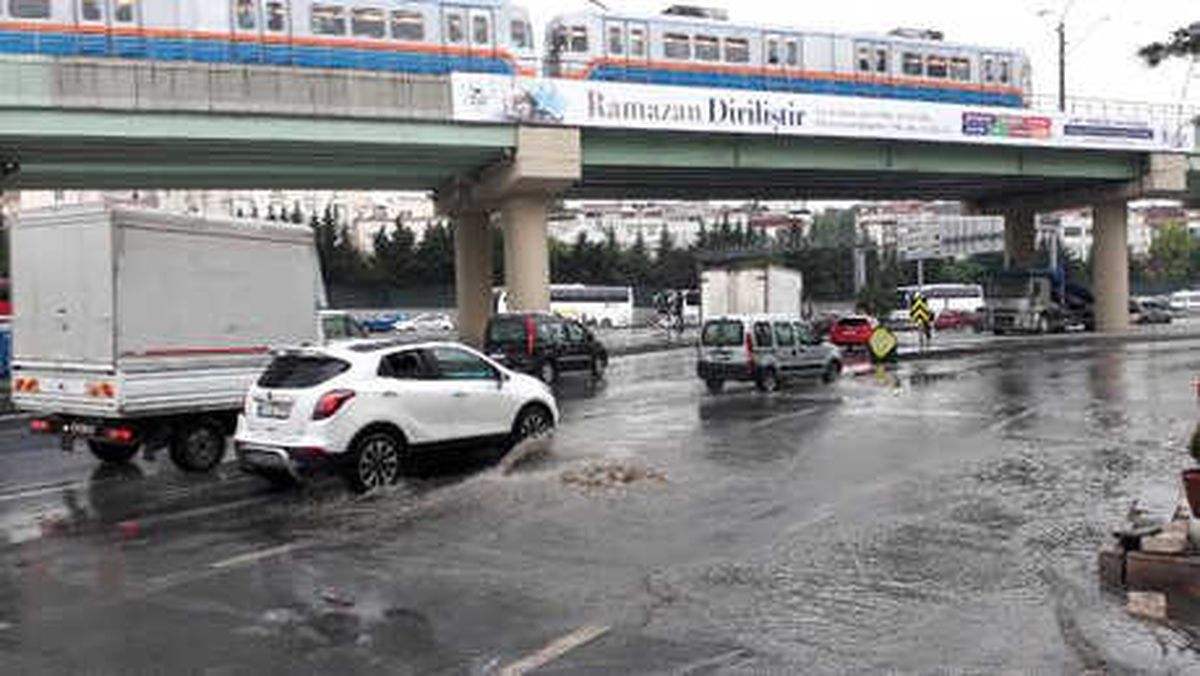 Yağmur Nedeniyle Yollarda Su Birikintileri Oluştu