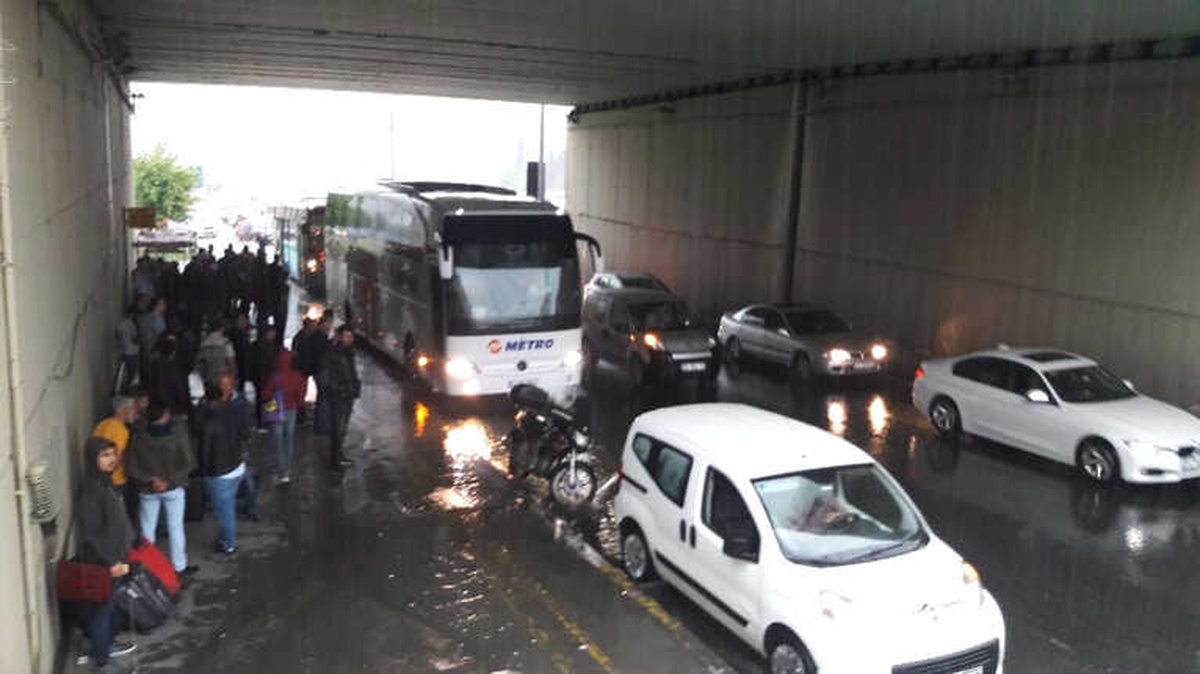 Yağmur Yağdı Vatandaşlar Üst Geçit Altlarına Sığındı