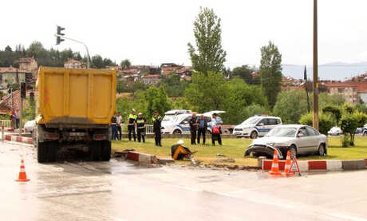 Yemin Törenine Giden Aile Kaza Yaptı: 1\'i Çocuk 5 Yaralı