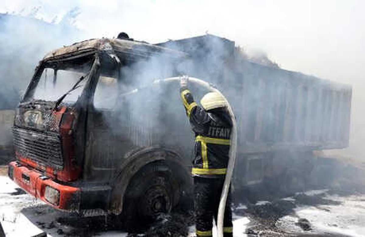 Anız Yangını, 25 Ton Samanı ve 2 Kamyonu Kül Etti