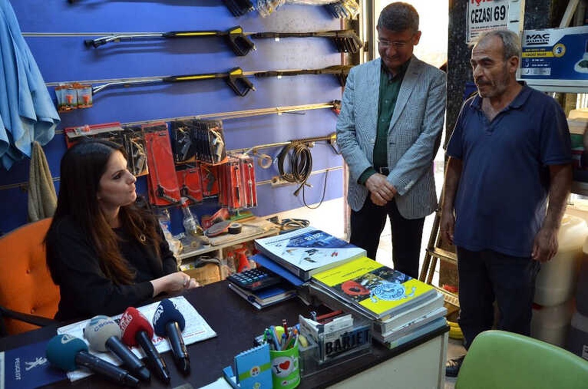 Bakan Sarıeroğlu, Adana\'da Spor Ayakkabılarıyla Esnafı Ziyaret Etti