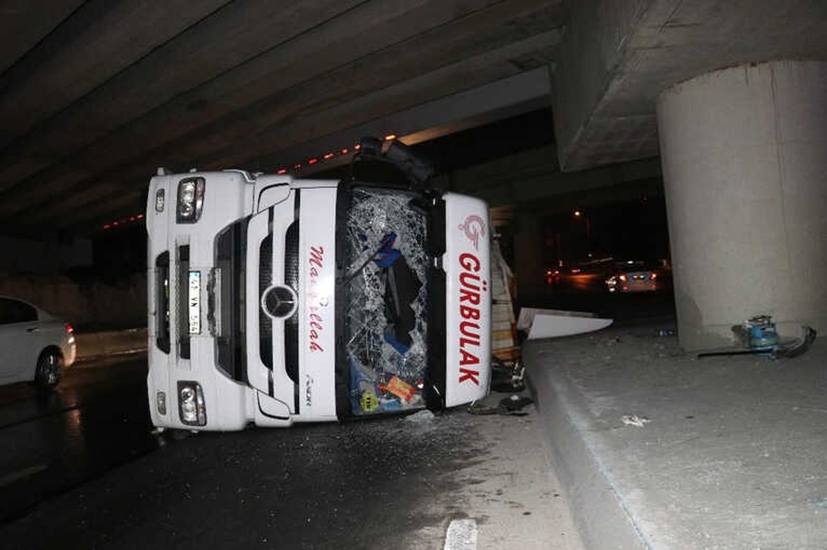 Bakırköy\'de Üst Geçide Çarpan Tır Yola Devrildi