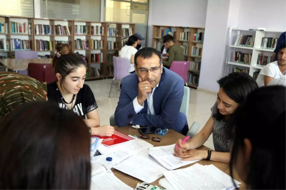 Başkan Çelik, Adem ve Halk Kütüphanesini İnceledi