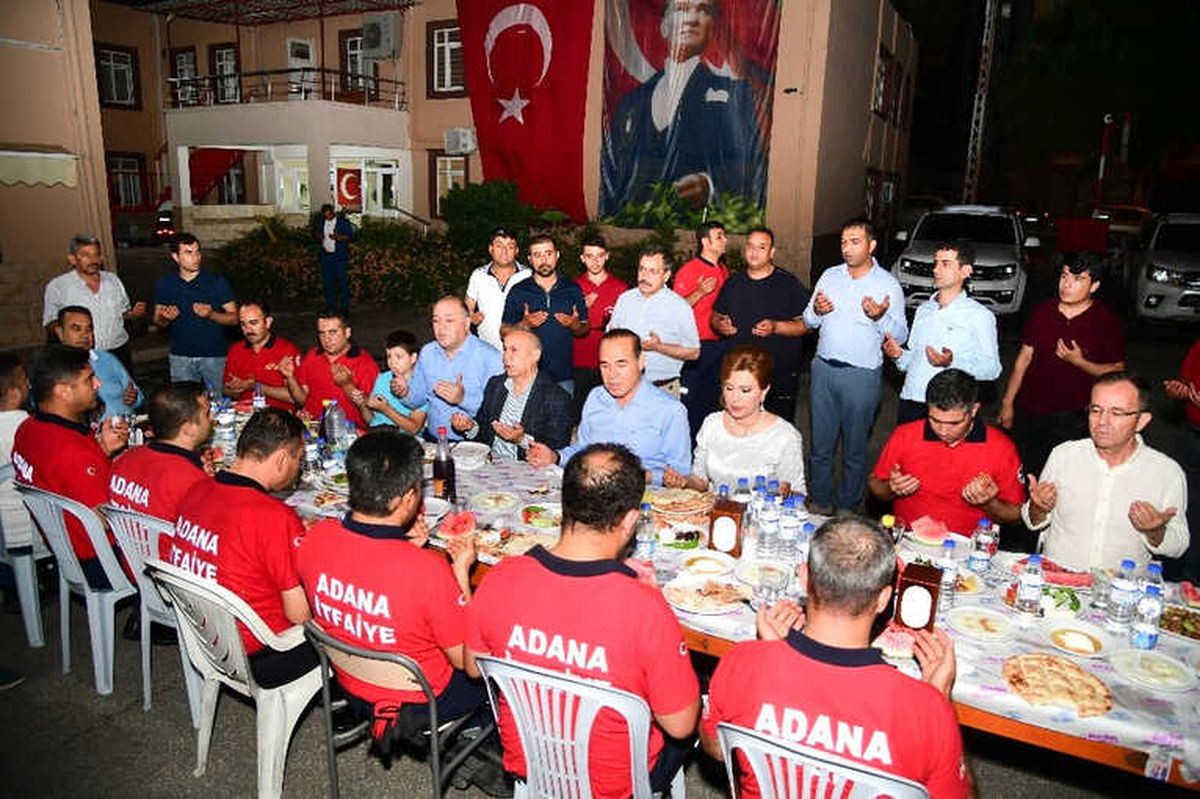 Başkan Sözlü ve Eşi, Sahurunu İtfaiyecilerle Yaptı