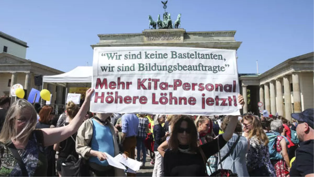 Berlinli Binlerce Veliden Kreş Protestosu