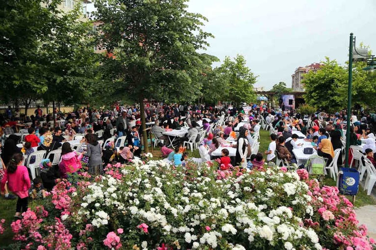 Binlerce Bağcılarlı Kestane Ağaçlarının Altında İftar Yaptı