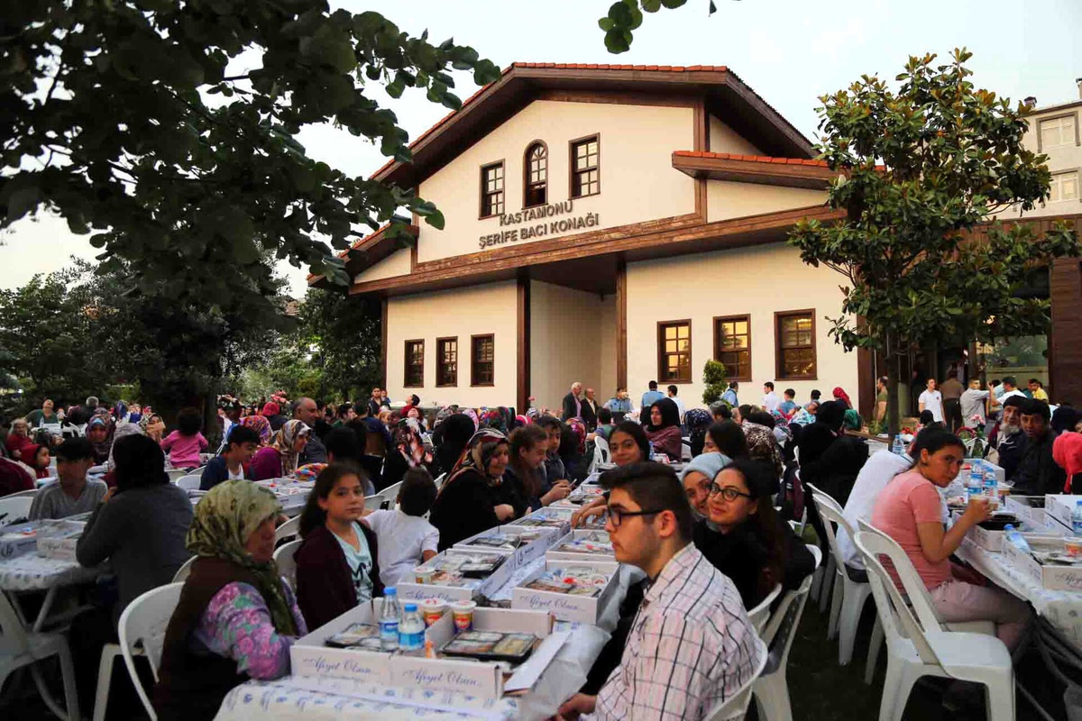 Binlerce Bağcılarlı Kestane Ağaçlarının Altında İftar Yaptı