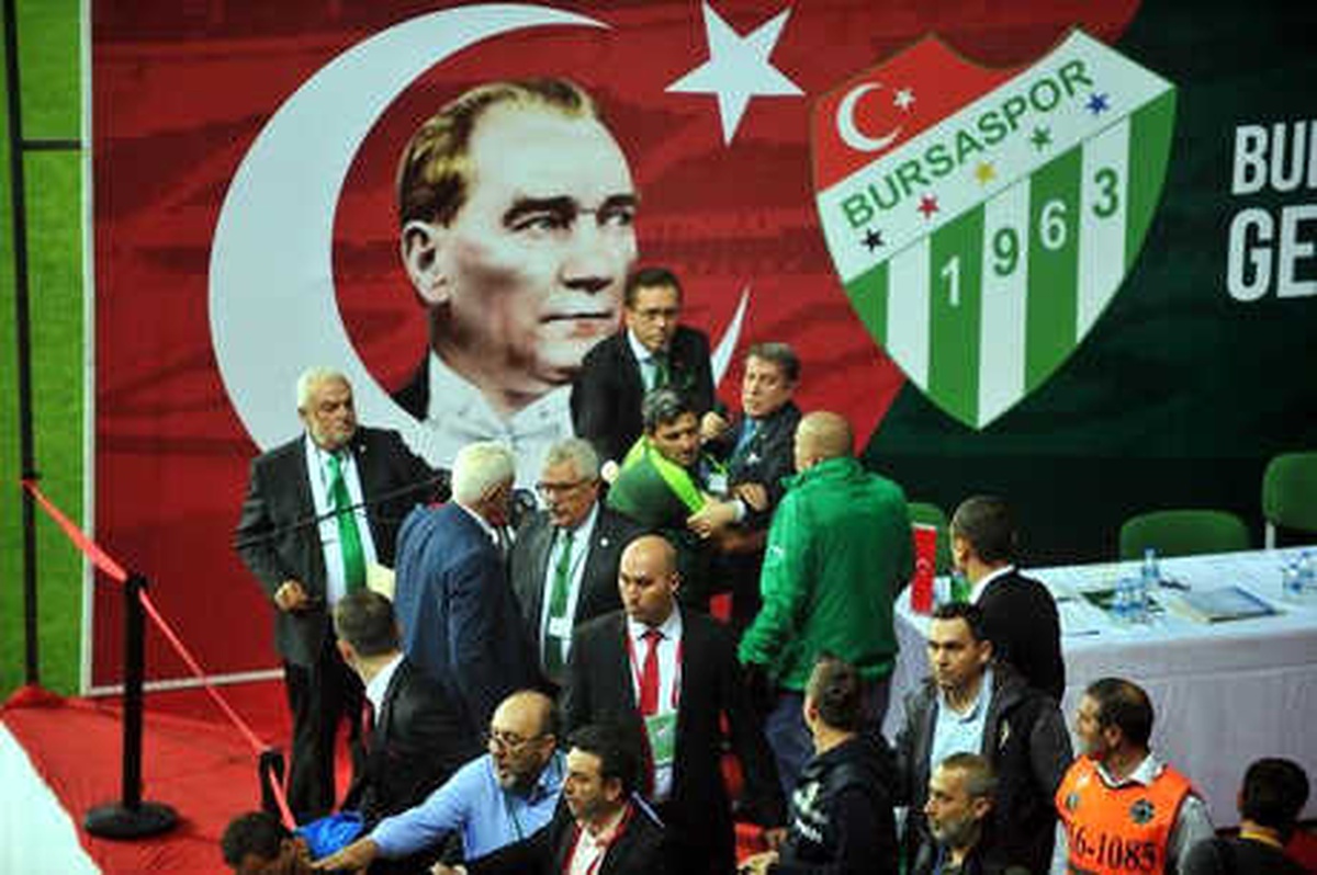 Bursaspor\'un Olağan Genel Kurulu\'nda Gerginlik