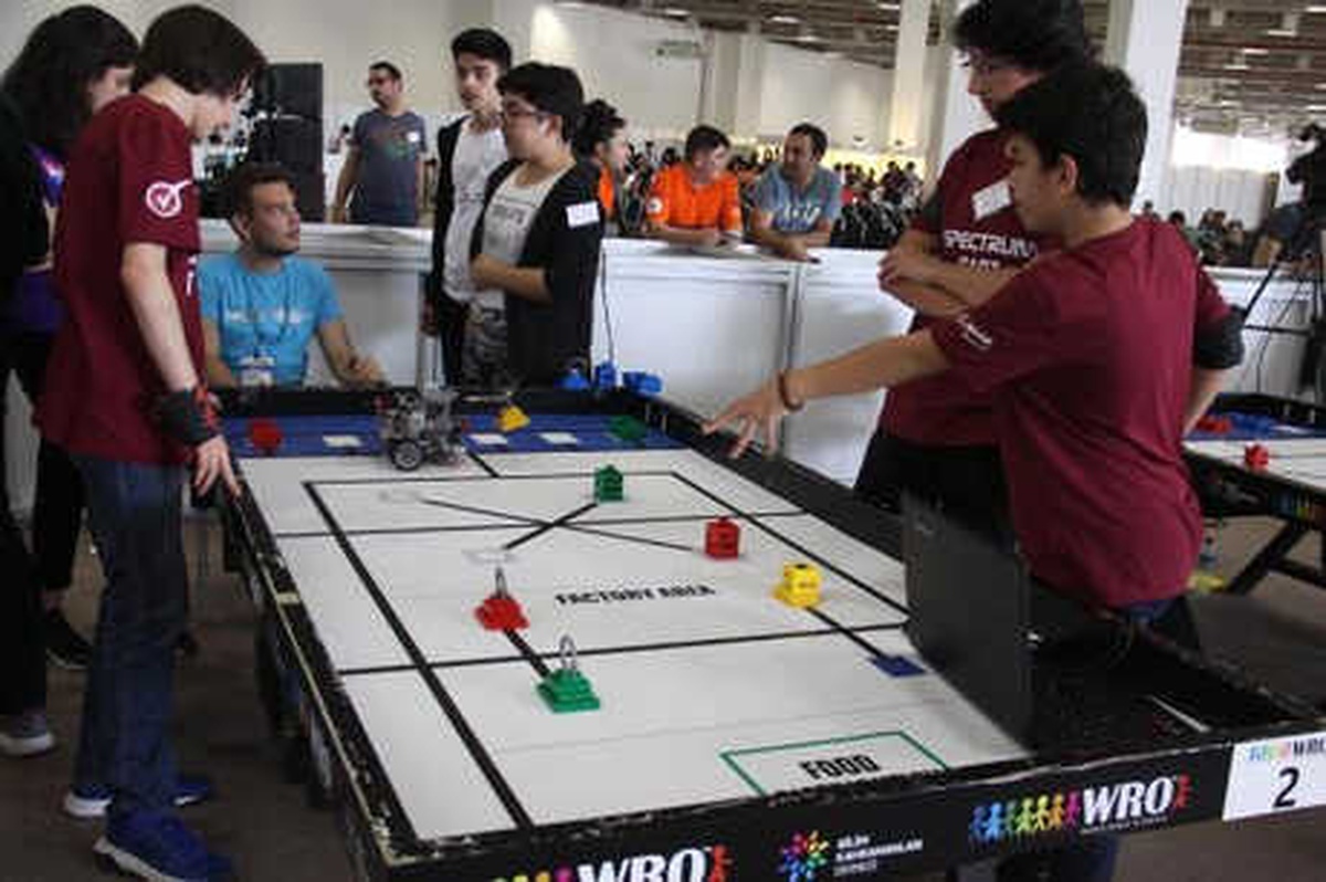 Çocuklar Geliştirdikleri Robotlarla Yarıştı