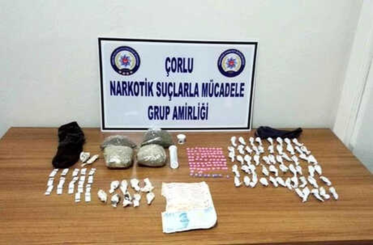 Çorabın İçinden Esrar ve Uyuşturucu Hap Çıktı
