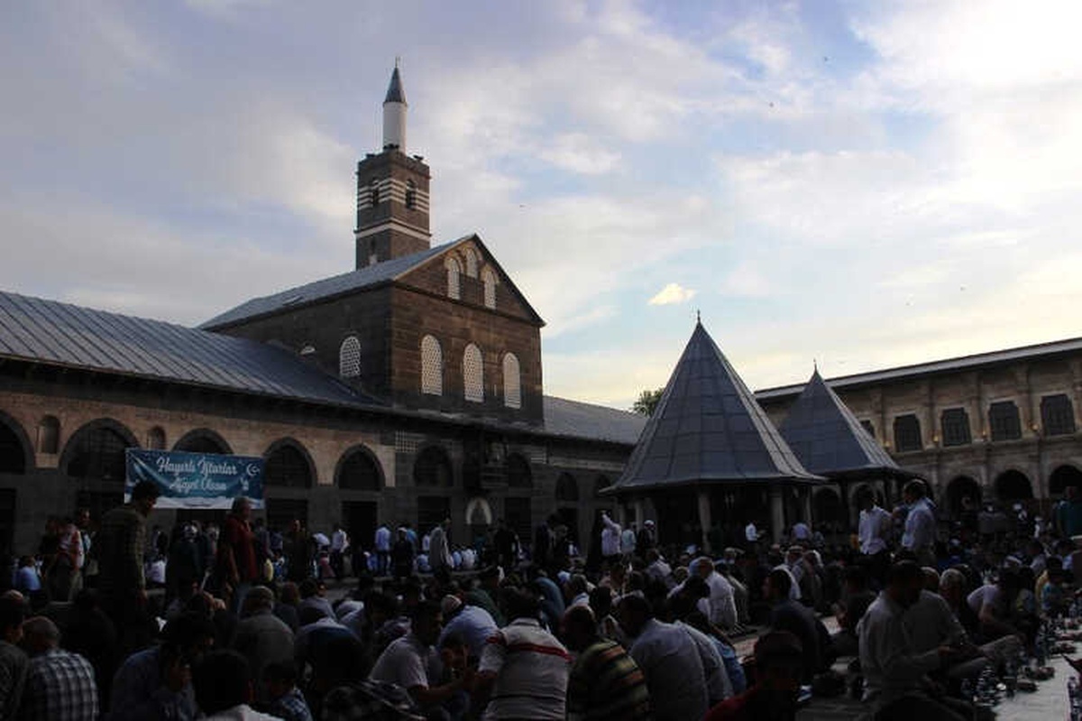 Diyanet İşleri Başkan Yardımcısı Burhan İşliyen: "Diyarbakırlı Çocukların Elinde Taş Değil, Kalem,...