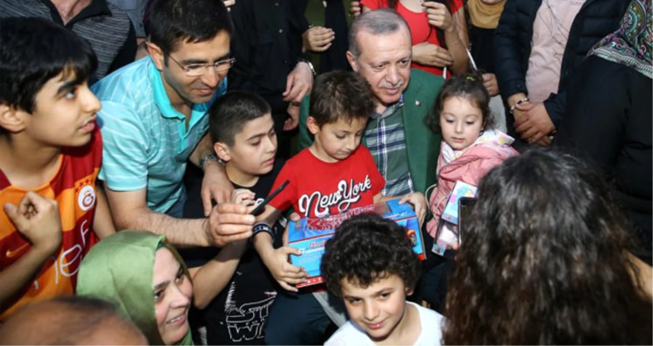 Erdoğan\'dan Sahilde İftarı Bekleyen Vatandaşlara Sürpriz Ziyaret