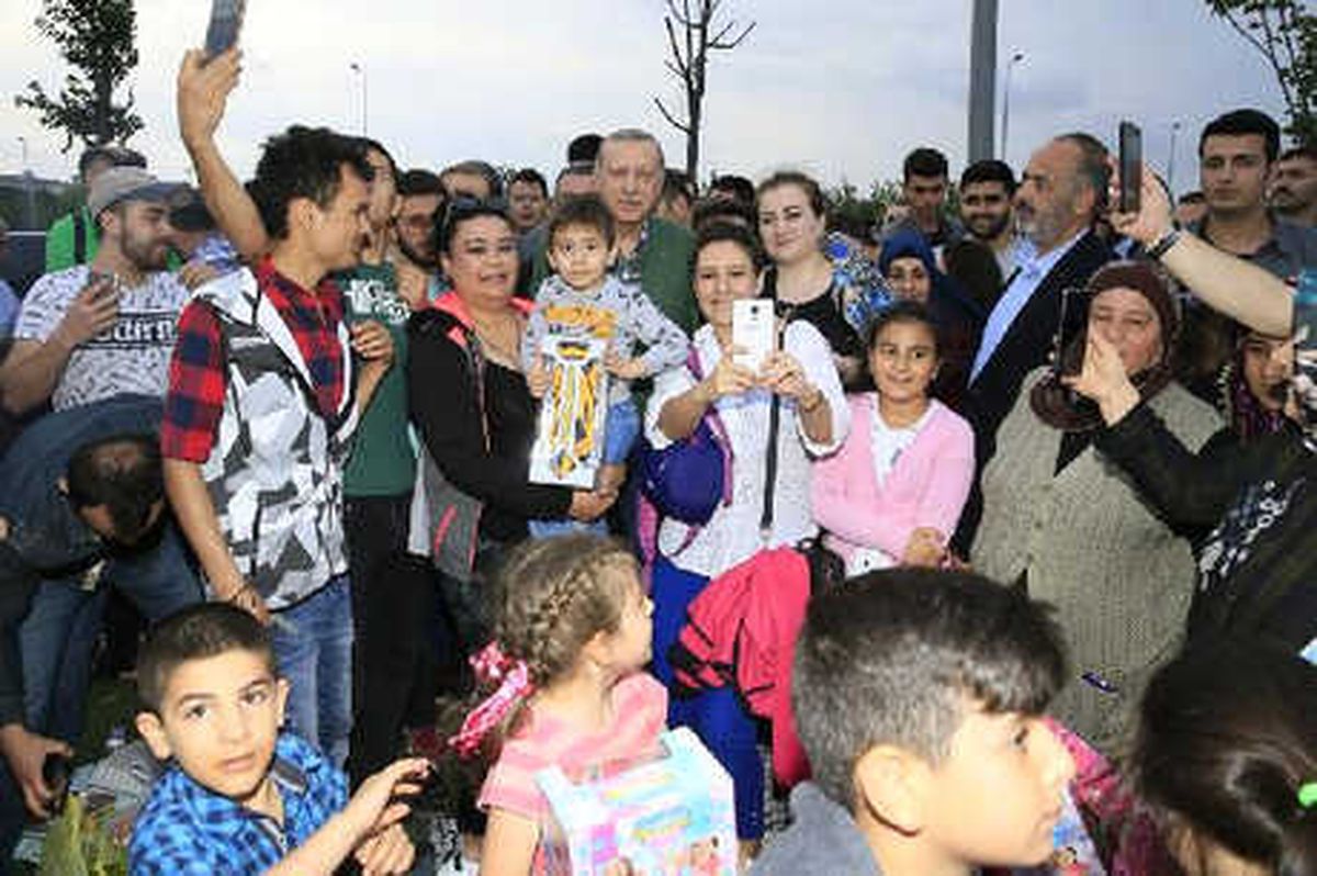 Erdoğan, Sahilde İftarı Bekleyen Vatandaşları Ziyaret Etti