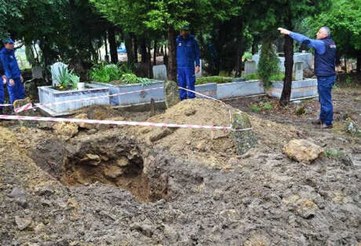 Gelibolu\'da Mezarlıkta Kaçak Kazıya 5 Gözaltı