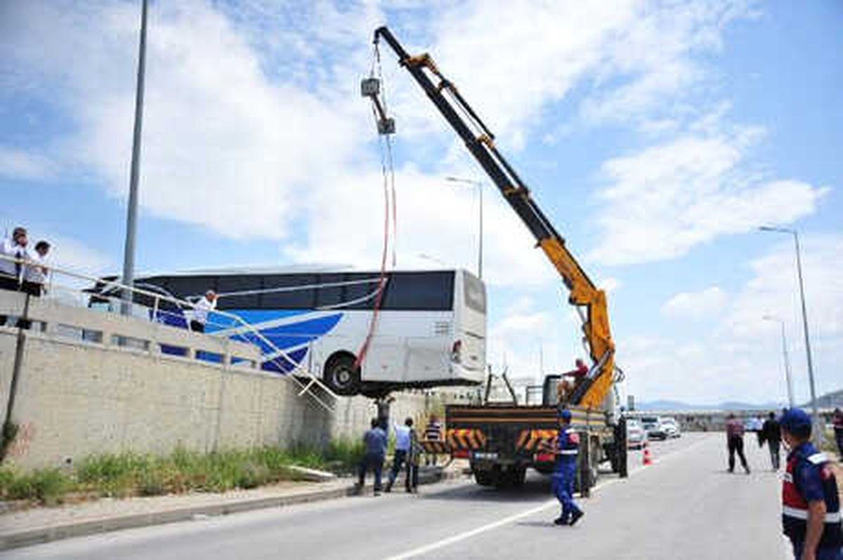 Geri Kayan Otobüs Duvarda Asılı Kaldı