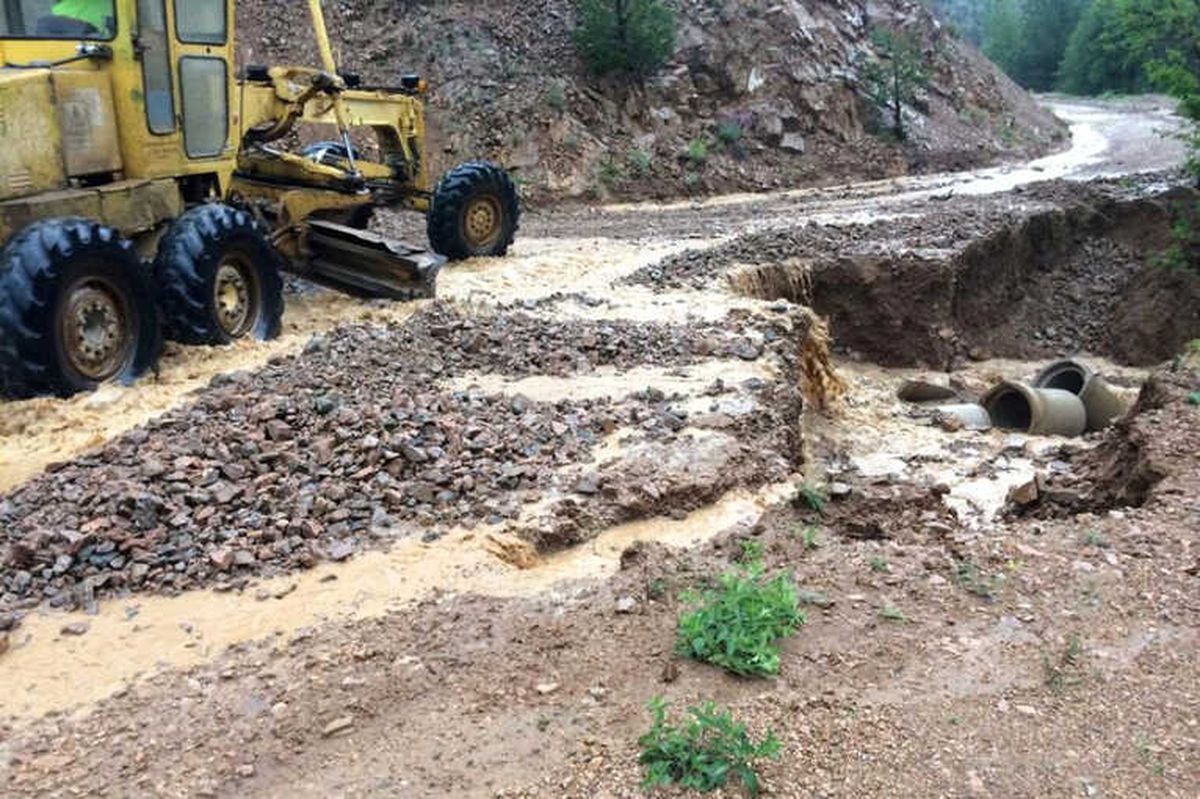 Gümüşhane\'de Şiddetli Yağmur ve Dolu Köy Yollarına Zarar Verdi
