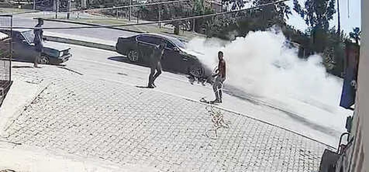Hareket Halindeki Lüks Otomobil Alev Aldı