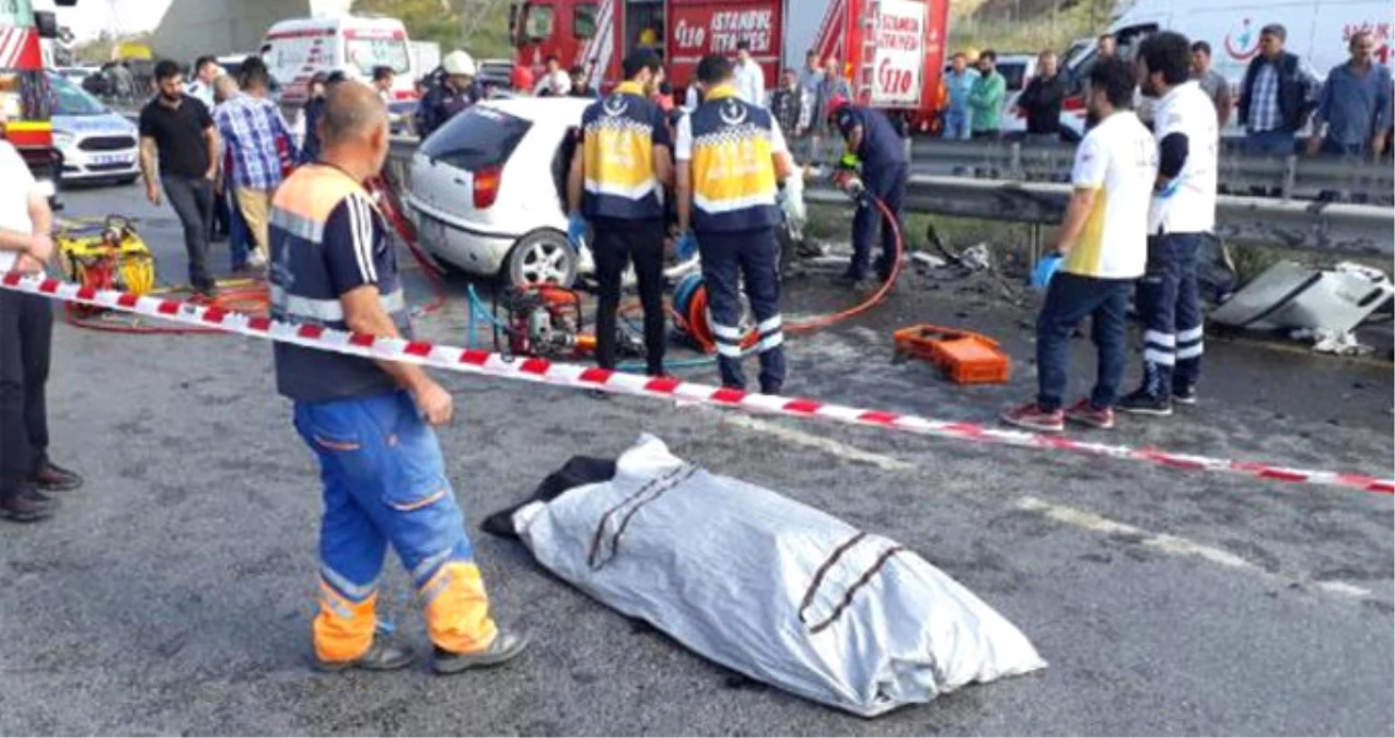İstanbul Arnavutköy\'de Korkunç Kaza! Temizlik Aracına Çarpan Otomobilde 3 Kişi Öldü