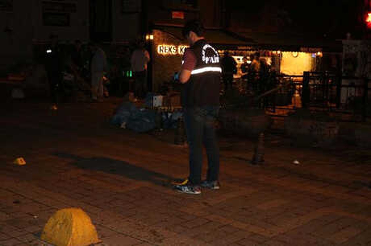 Kadıköy\'de Bıçaklı Kavga: 1\'i Ağır 2 Yaralı (1)