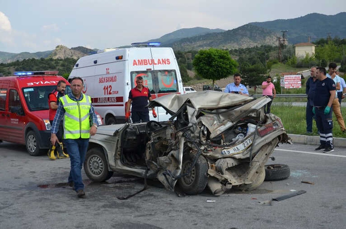 Kamyonet ve Otomobil Çarpıştı: 1 Ölü, 2 Yaralı