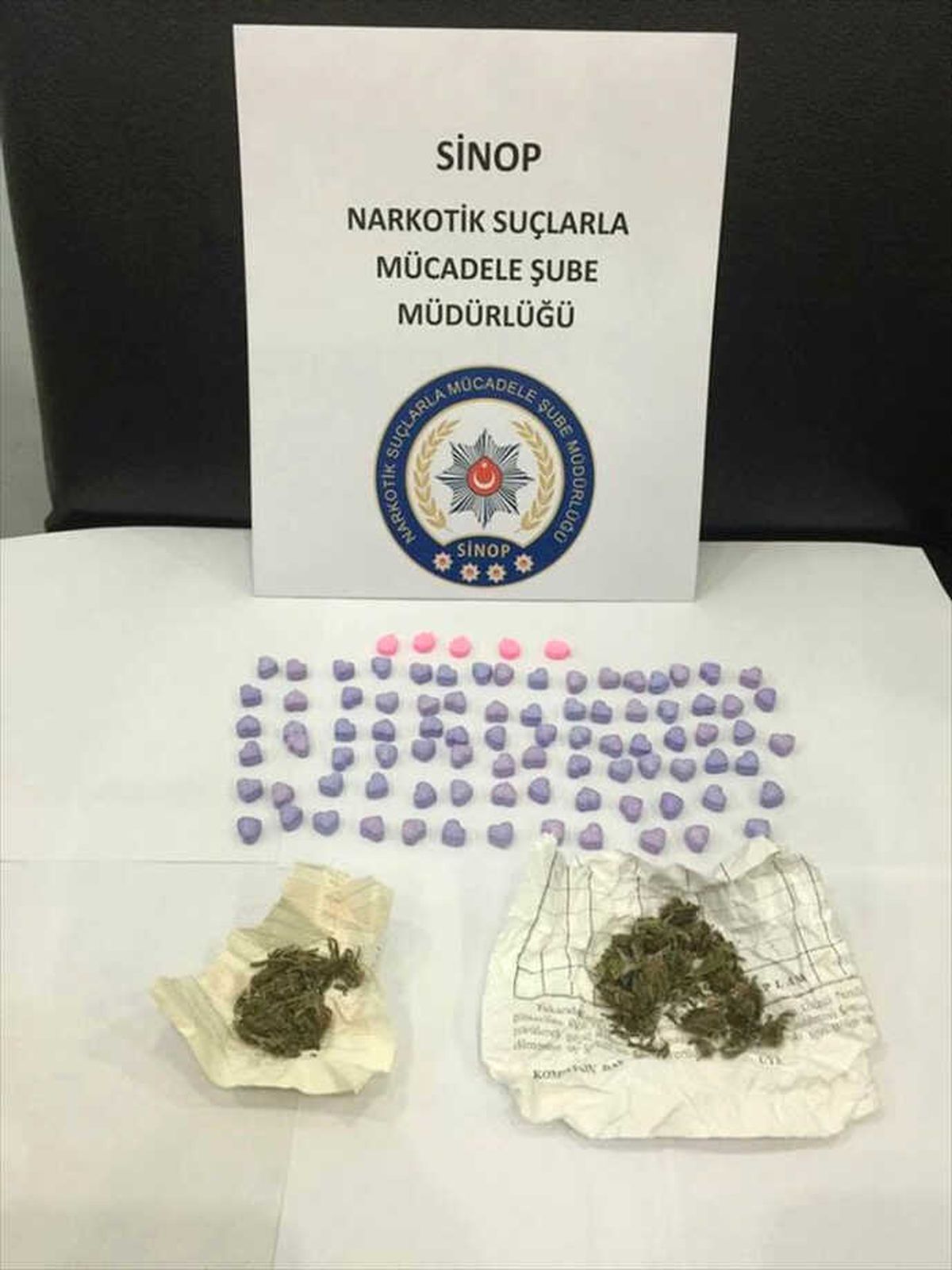 Kargo Paketinde Uyuşturucu Hap ve Esrar Çıktı