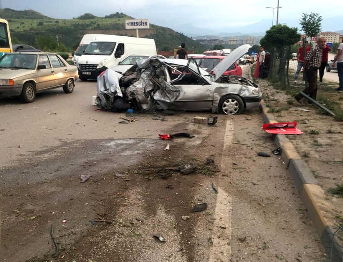 Karşı Şeride Geçen Otomobil Kamyonete Çarptı: 7 Yaralı