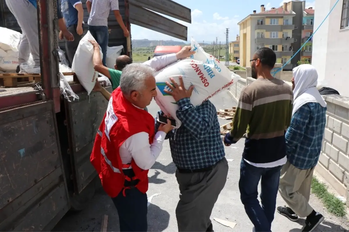 Kızılay Talas Şubesi\'nden Doğu Türkistanlılara 4 Tır Yardım