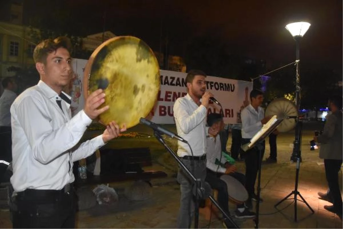 Konak Meydanı\'nda Boyozlu- Gevrekli Sahur