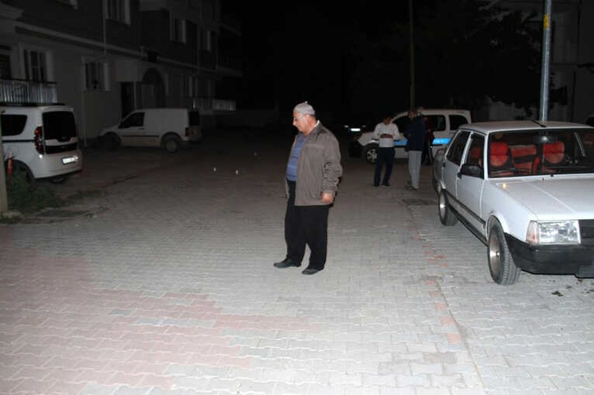 Konya\'da Sahurda Açılan Ateş Sonucu İki Araç Zarar Gördü