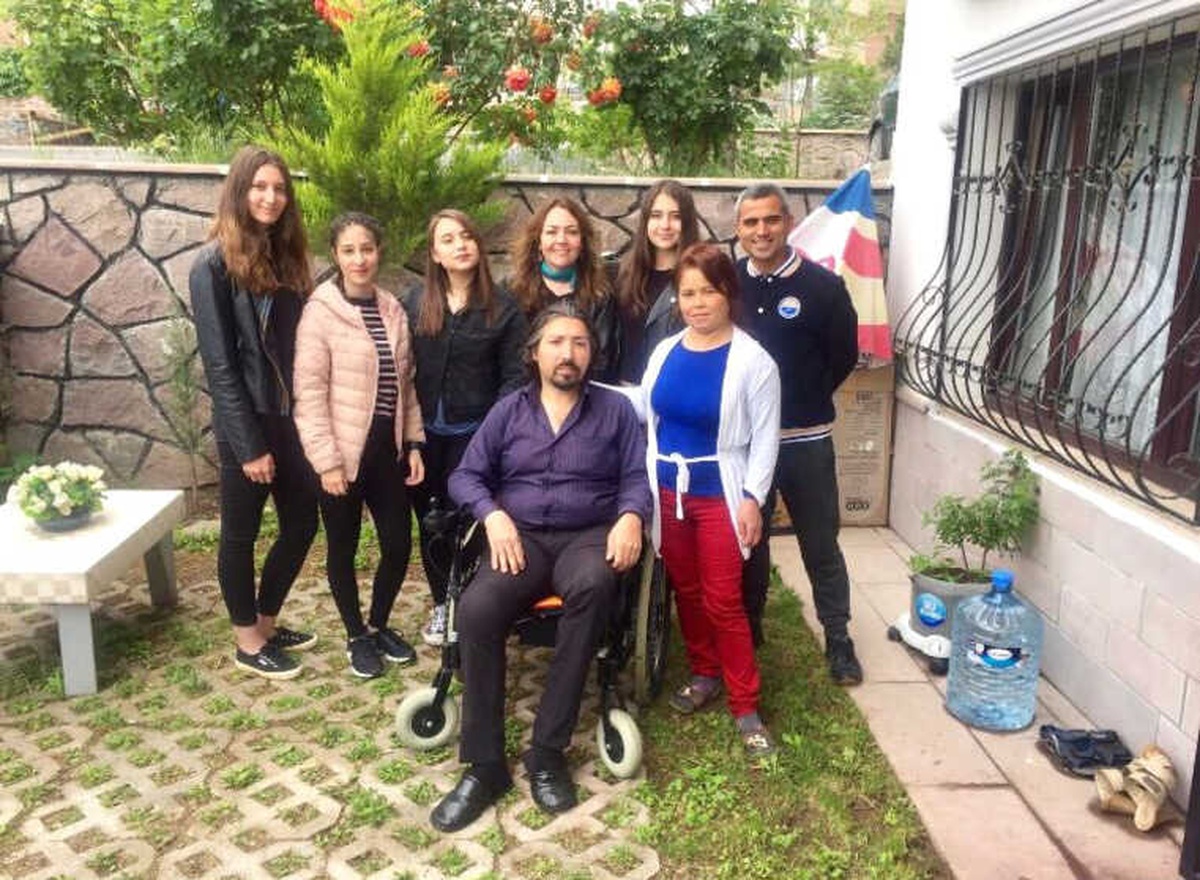 Liseli Öğrenciler, Engelli Vatandaşın Yürüyen Ayakları Oldu