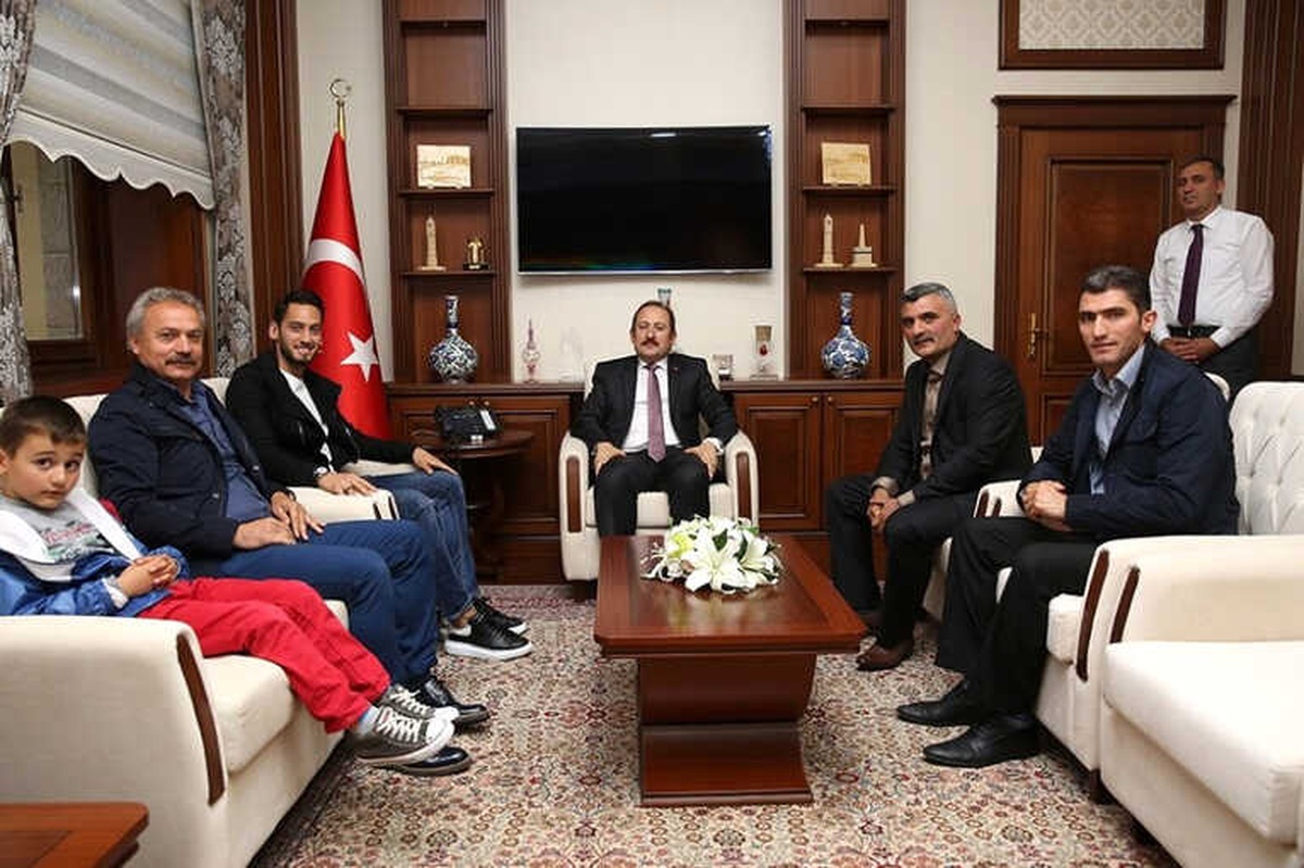 Milli Futbolcu Çalhanoğlu Vali Pehlivan\'ı Ziyaret Etti