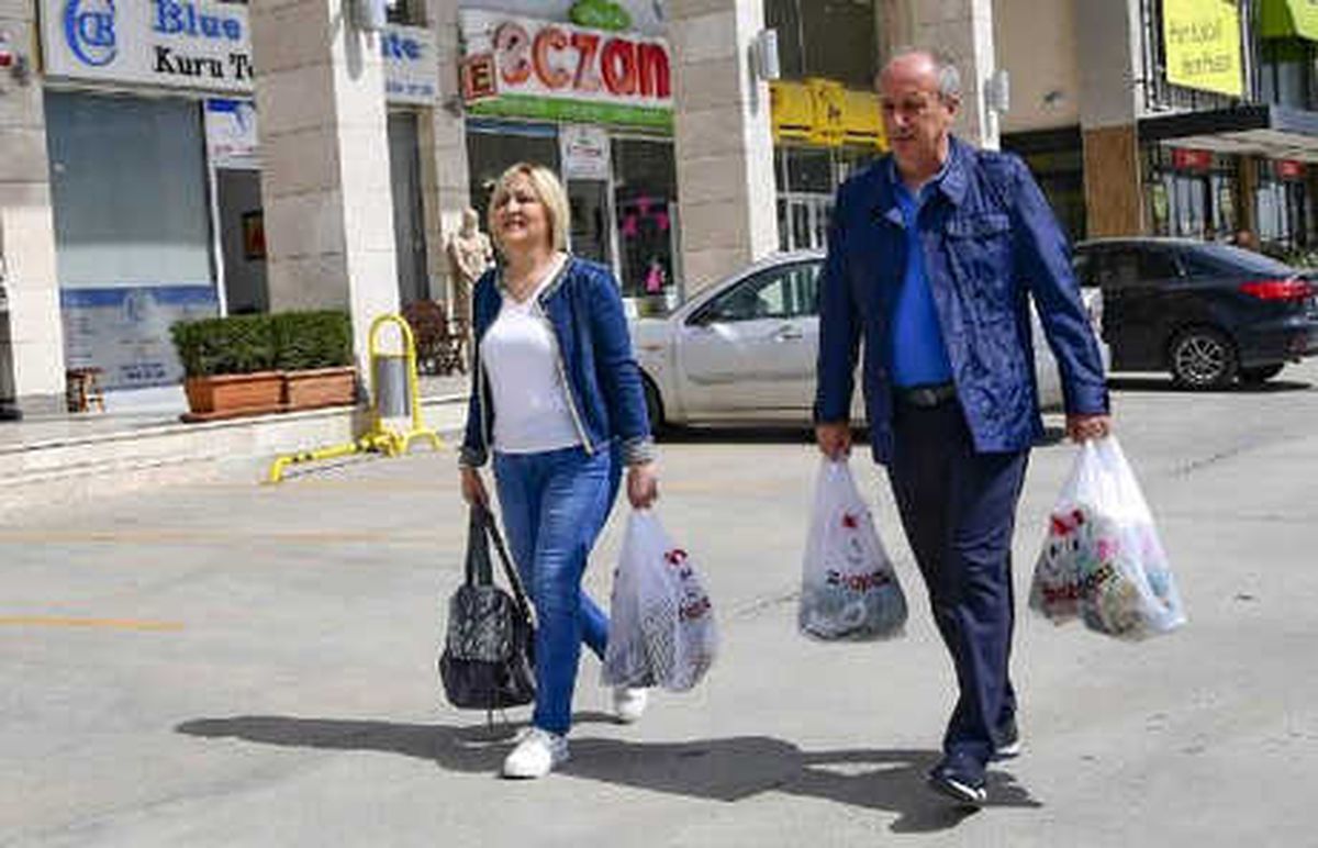 Muharrem İnce ve Eşi Alışverişe Çıktı