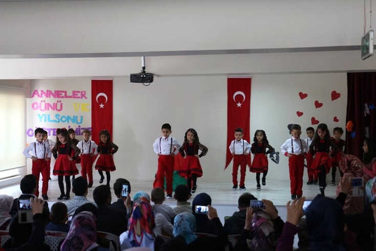 Öğrencilerin Bayrak Sevgisi Duygulandırdı