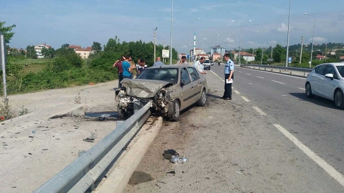 Otomobil Önce Traktöre Ardından Bariyere Çarptı: 6 Yaralı