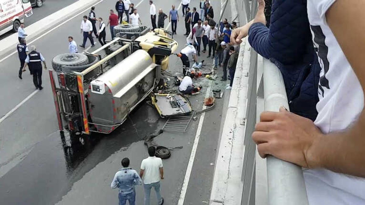 Arnavutköy\'de Su Tankeri Üst Geçitten Aşağıya Uçtu: 2 Yaralı