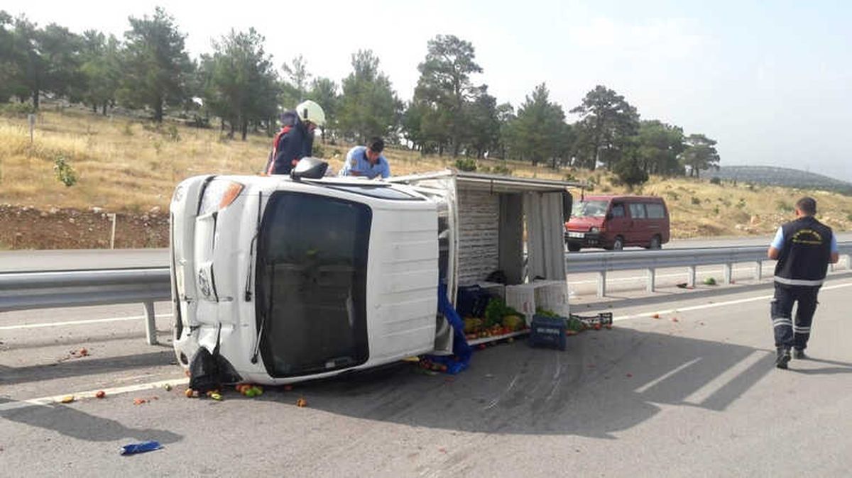 Sebze Yüklü Kamyonet Devrildi: 3 Yaralı