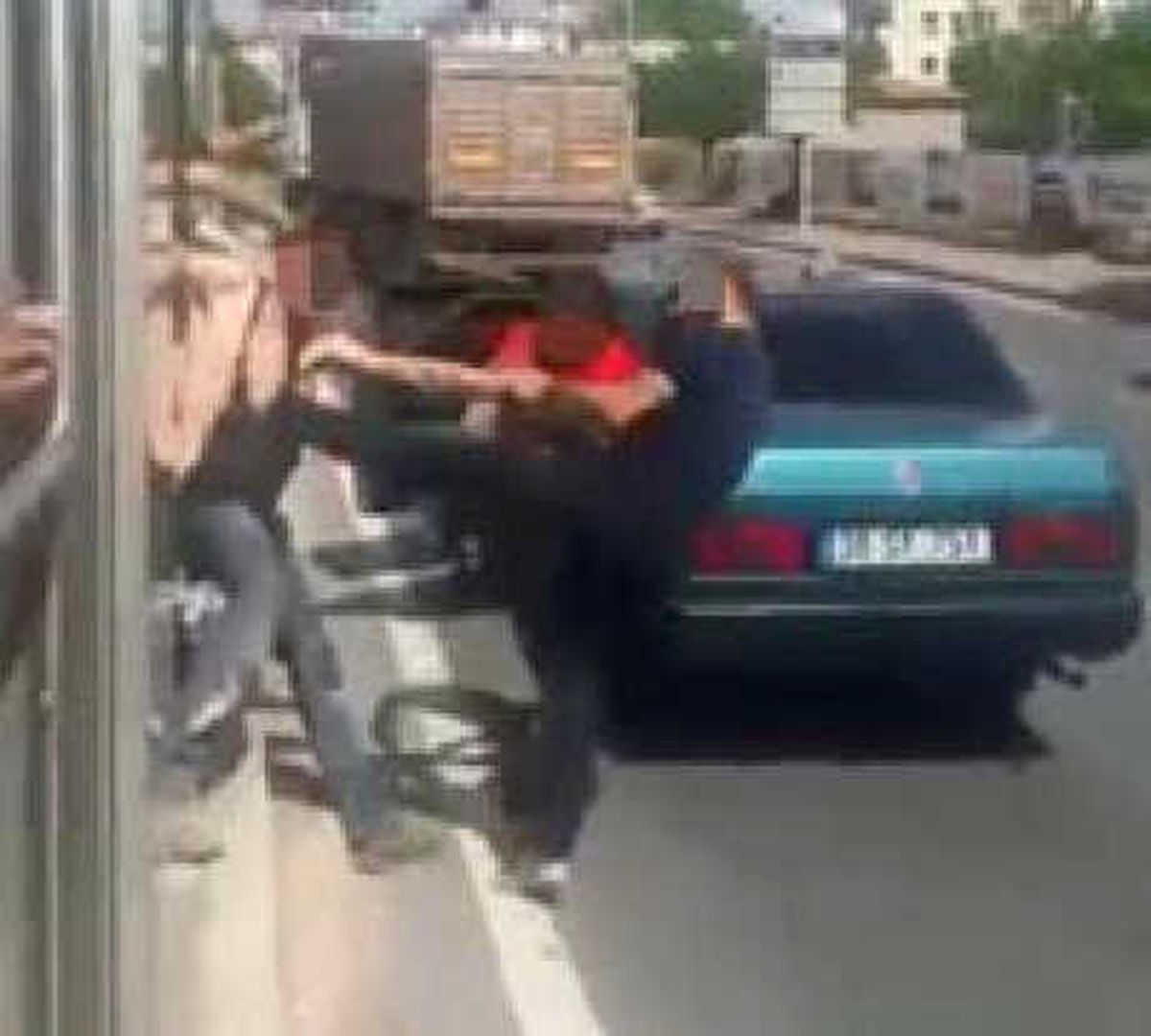 Sokakta Öldüresiye Dövdüler