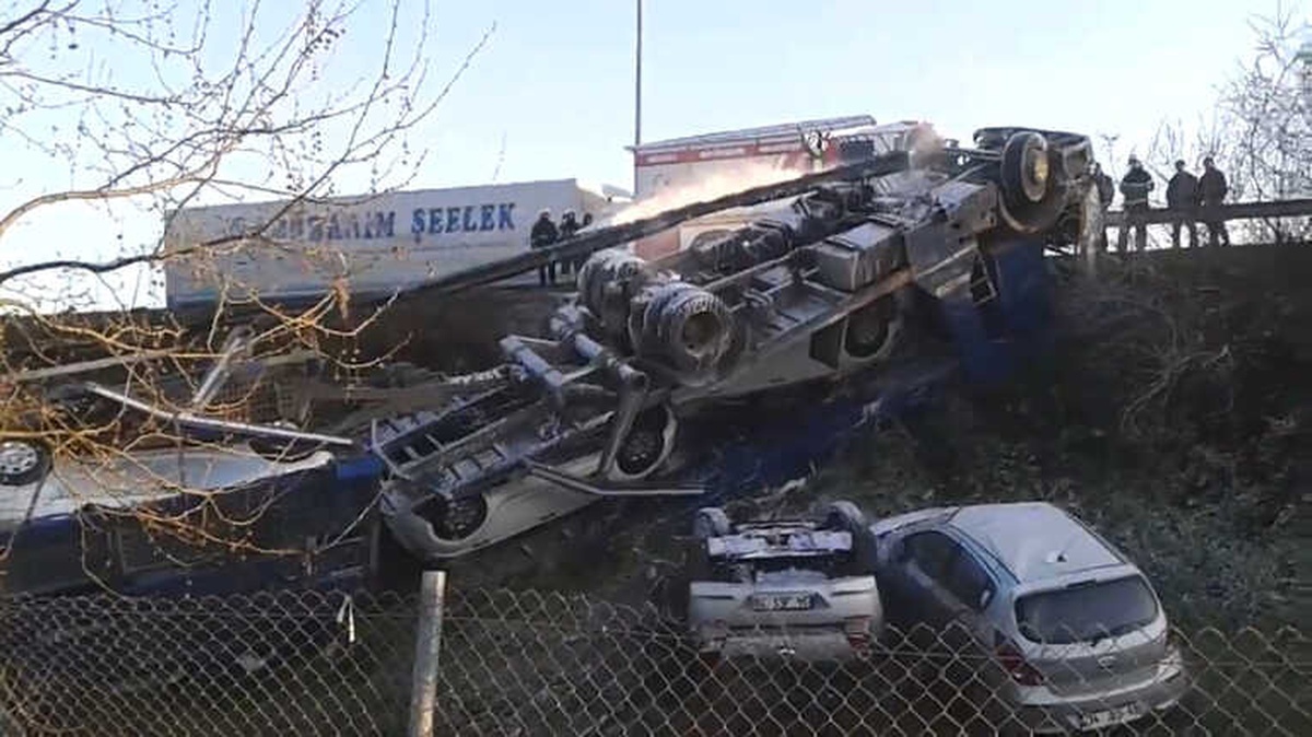 Ters Dönen Tırdaki Sıfır Otomobiller Kullanılamaz Hale Geldi
