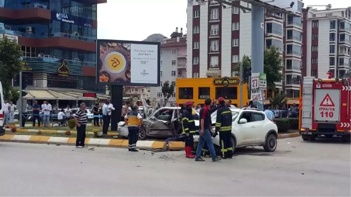 Tokat\'ta İki Otomobil Çarpıştı: 1 Ölü, 5 Yaralı