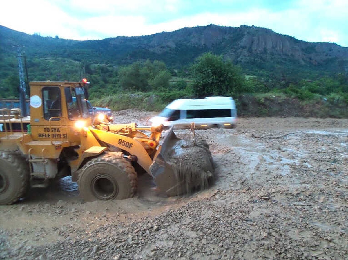 Tosya-Kastamonu Yolu Heyelan ve Selden Araç Trafiğine Kapandı
